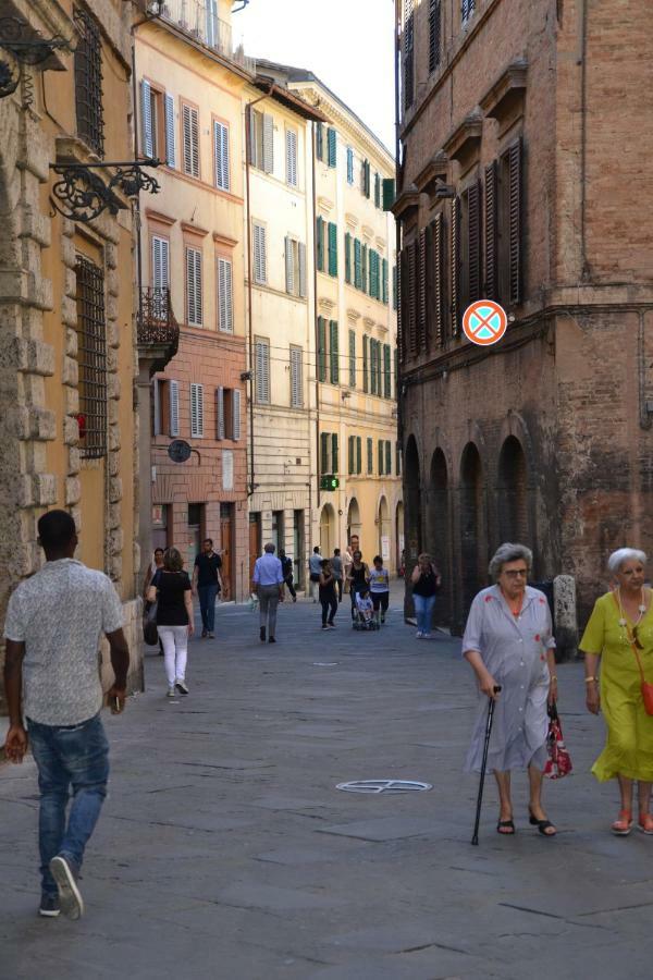Elegante Luminoso Attico Centralissimo Siena Exterior foto